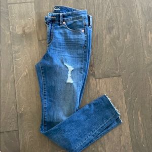 Universal Thread Distressed Jeans. Size 26R